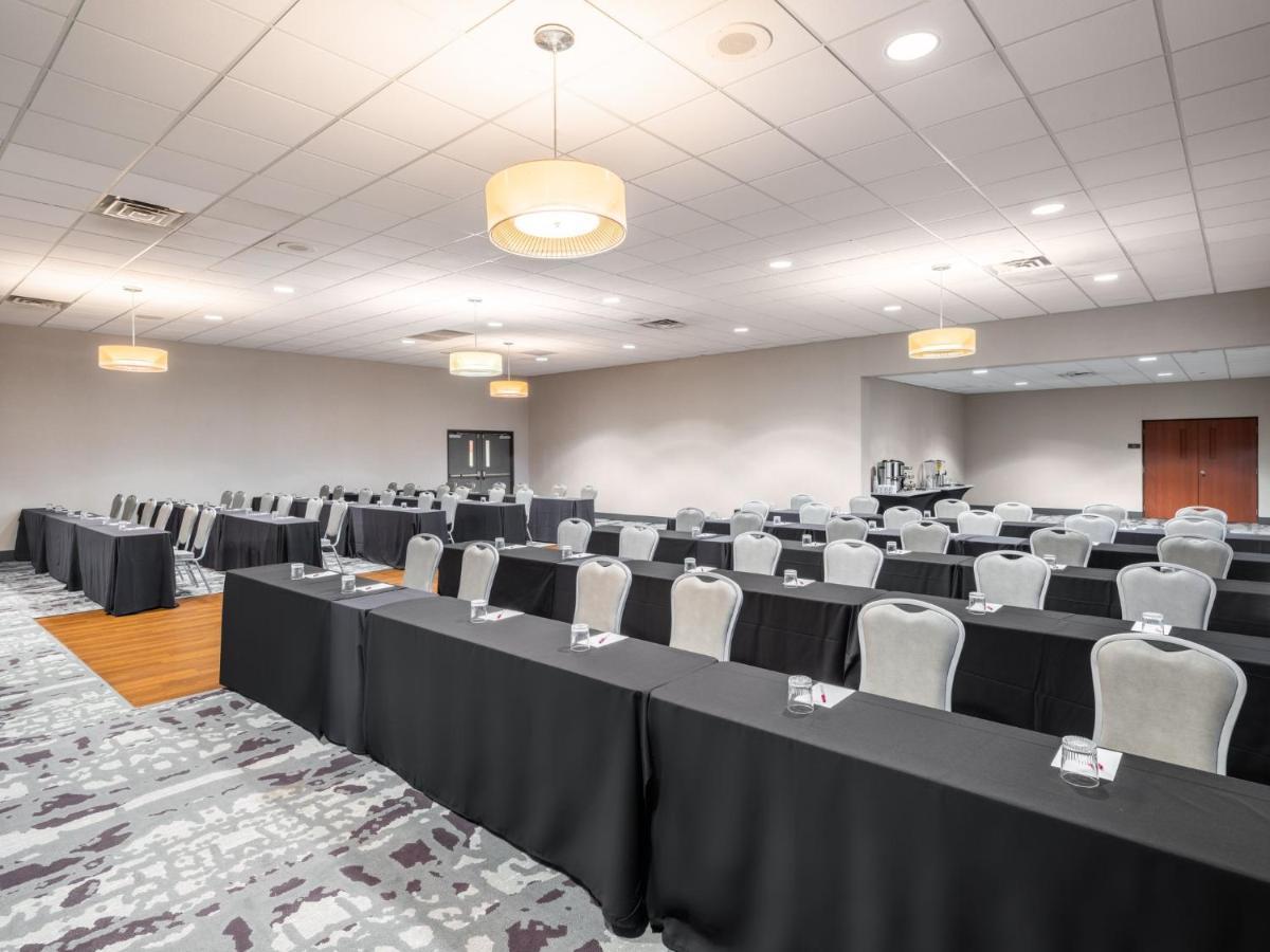Crowne Plaza Milwaukee South By Ihg Hotel Bagian luar foto