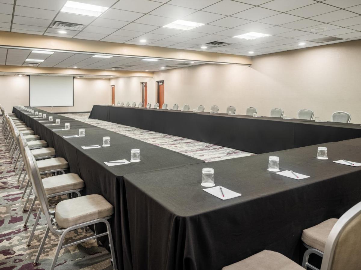 Crowne Plaza Milwaukee South By Ihg Hotel Bagian luar foto